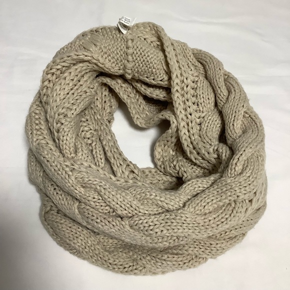 Neosan Women loop beige chunky infinity scarf (W454) - Picture 2 of 8